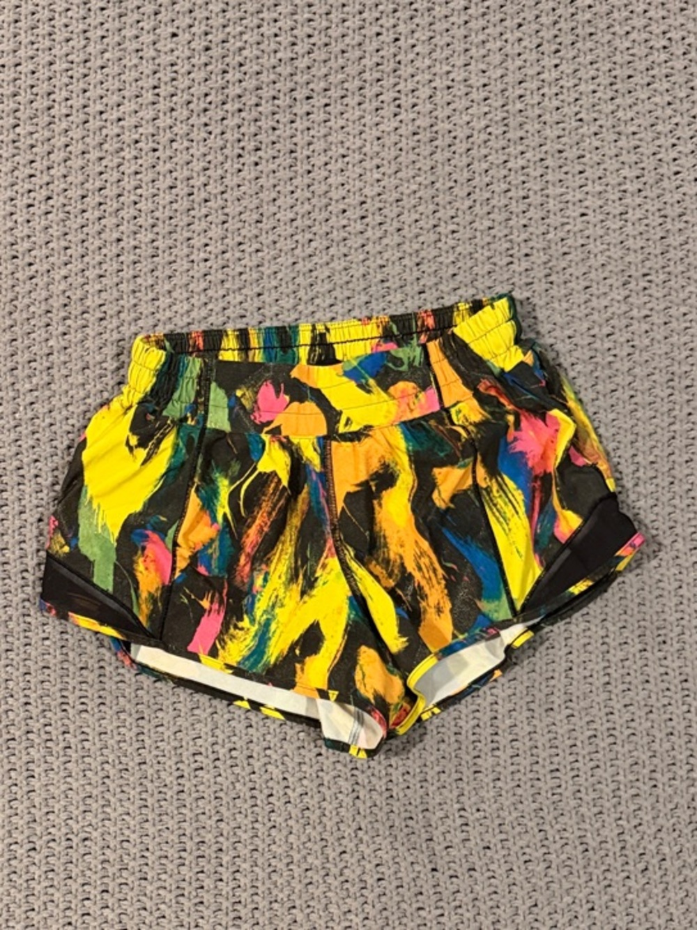 lululemon Women's Multicolor Brushstroke Shorts- HOTTY HOT 2.5” mid rise